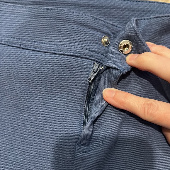 ATTYRE New York Blue lightweight denim Pants with pearl detail near hem Sz 4 - Picture 7 of 9